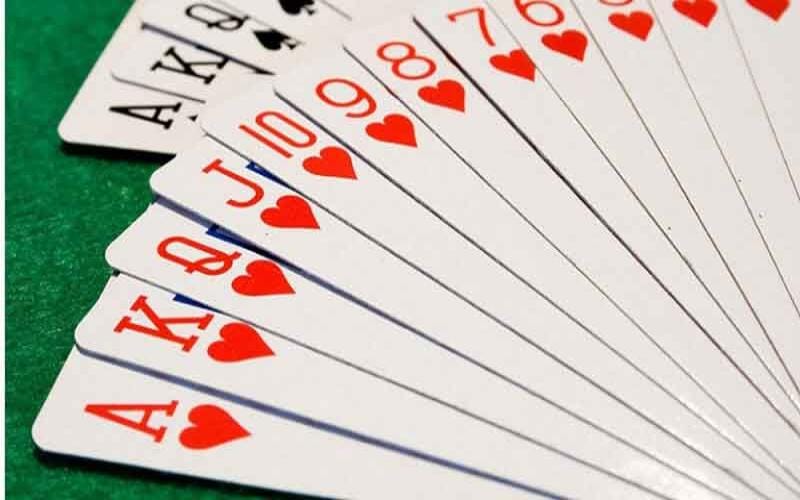 Người chơi sở hữu 13 lá bài cùng màu sẽ tới trắng